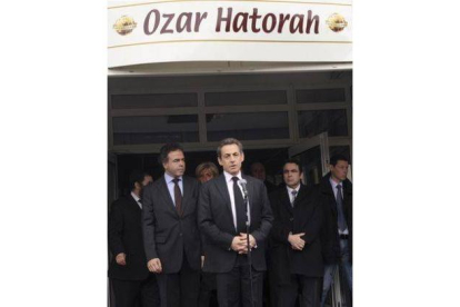 Nicolas Sarkozy pronuncia un discurso a las puertas de la escuela judía Ozar Hatorah, este lunes en Toulouse.