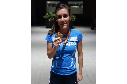Ana Vega posa con su medalla de oro del 5.000.