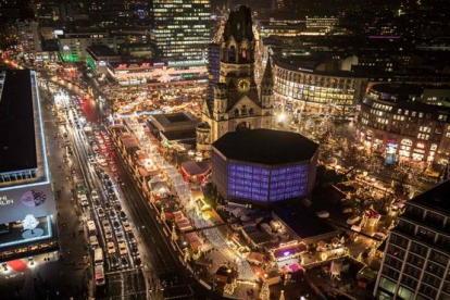 El mercadillo navideño de Berlín reabre tras colocar bloques de hormigón para evitar nuevos ataques.