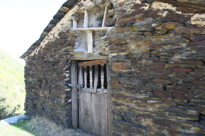 Así quedó la fachada de la pequeña ermita de Santa Cruz tras el robo de la lápida, de la que acaban de cumplirse 16 años. DL