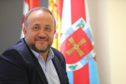 El socialista Gerardo Álvarez Courel se muestra dispuesto a regresar al Consejo Comarcal como presidente
