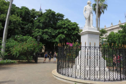 La histórica Plaza de Armas está presidida desde el centro por una estatua de Carlos Manuel de Céspedes.