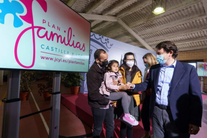 Mañueco saluda a una familia que acudió con sus hijas al acto de Ávila. RAÚL SANCHIDRIÁN