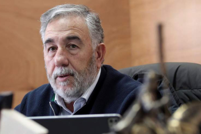 El presidente de la Deportiva, José Silvano, anunció fichajes y aseguró que el acuerdo con el Ayuntamiento ha sido sencillo. ANA F. BARREDO