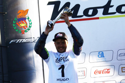 Hugo Martínez celebra el título de campeón valenciano MotoDes en el Proseries 80. PEDRO JUAN VALLESPÍ