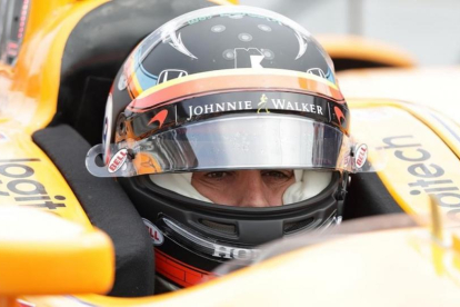 Fernando Alonso espera su momento para intentar la vuelta rápida, ayer, en Indianápolis.