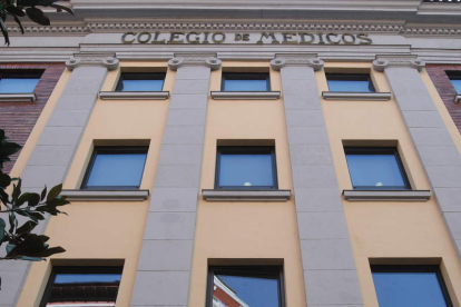 Foto de archivo del exterior del Colegio de Médicos de León, en la plaza de las Cortes Leonesas. NORBERTO