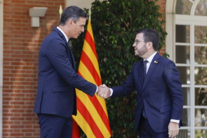 El presidente Pedro Sánchez y el de la Generalitat, Pere Aragonés, en la Moncloa, ayer. EMILIO NARANJO