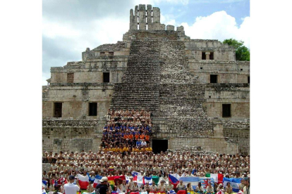 La ruta Quetzal a su paso por la pirámide de la ciudad maya de Ezdná. EFE