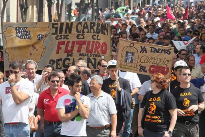 Pancartas como la que vaticina un mal final para las cuencas mineras de todo el país ilustraron la manifestación multitudinaria convocada por los sindicatos CC.OO. y UGT. Norberto.