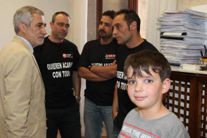 Gaspar Llamazares visitó a los encerrados de la Diputación.