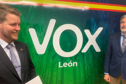 Suárez Arca, junto a Calvo Liste, esta mañana en la sede de Vox en León. DL