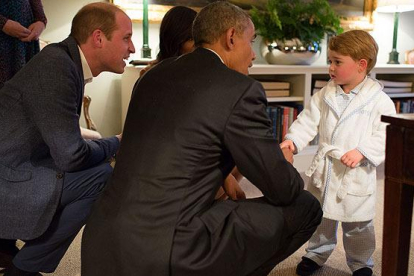 El príncipe George recibe a Obama en pijama.