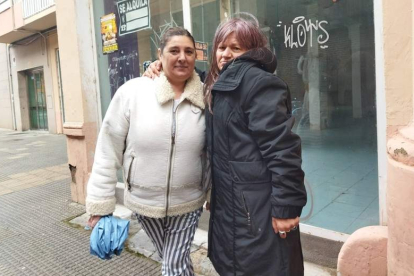 Rosa y Yesica, ayer poco antes de entrar en el centro de día Concepción Arenal de la calle San Pedro. GAITERO
