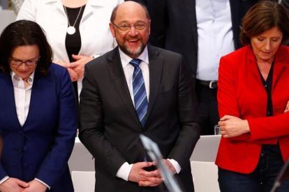 Schulz (centro), flanqueado por Andrea Nahles (izq), líder del grupo parlamentario del SPD, y Malu Dreyer, primera ministra de Renania-Palatinado, en el congreso en Bonn, el 21 de enero.