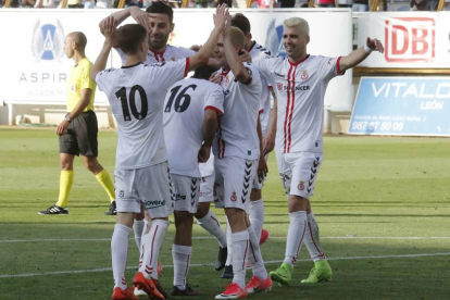 Los jugadores de la Cultural celebran el título de campeones de Segunda División B tras remontar el gol del Lorca en un encuentro para la historia. MARCIANO PÉREZ