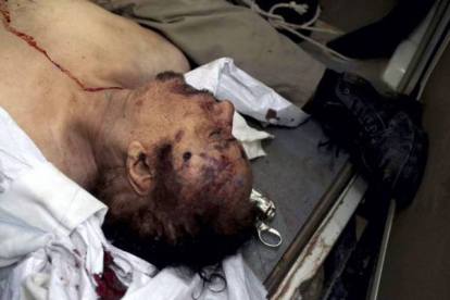 Los rebeldes libios que se sublevaron contra el régimen del dictador libio Muamar Gadafi acabaron con su vida y enterraron su cadáver en el desierto. Foto: GUILLEM VALLE/EFE