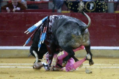El torero Juan José Padilla sufrió una grave cornada encima del maxilar inferior del lado izquierdo en la plaza de toros de La Misericordia de Zaragoza. Foto: JAVIER CEBOLLADA/EFE