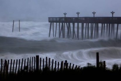 El huracán que amenazó la costa este de EEUU obligó a una evacuación masiva de las zonas costeras y causó numerosas muertes y cuantiosos daños materiales. En la imagen, las olas chocan contra el muelle de Kitty Hawk (Carolina del Norte). Foto: JIM LO SCALZO/EFE