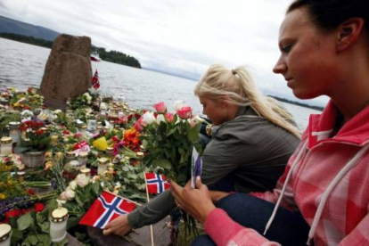 Noruega se paralizó con el doble atentado en el que murieron 76 personas, ocho a consecuencia de un coche bomba en el centro de la capital y 68 tiroteadas en un campamento juvenil en una isla cercana. Foto: FABRIZIO BENSCH/REUTES