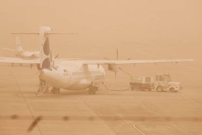 Aviones aparcados en el aeropuerto de Gran Canaria. ÁNGEL MEDINA G.