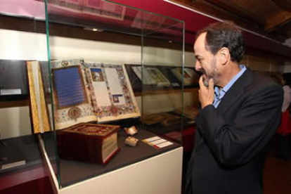Antonio Ovalle observa la vitrina con la Biblia de Montefeltro, el Breviario Grimani, los libros de