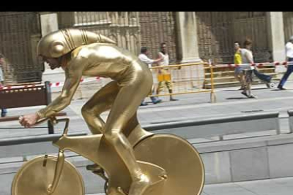 El ciclista recorrió una de las zonas más céntricas de la ciudad, la plaza de la Catedral, y sufrió los intensos calores, acentuados por su singular vestimenta.