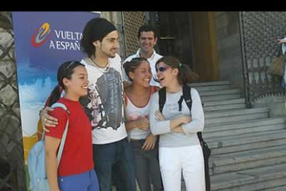 El cantante asturaino estuvo muy simpático con todas las fans que se acercaron a la plaza de Botines para conocerle personalmente.