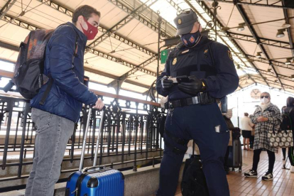 Efectivos de la Policía Nacional controlan las salidas y llegadas a la estación de trenes de Valladolid. NACHO GALLEGO