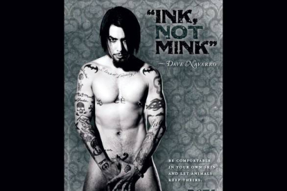 Dave Navarro, el guitarrista de la banda Jane's Addiction, muestra un cuerpo cubierto de tatuajes para la campaña 'Tinta sí, visón no.'