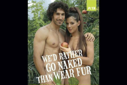 Jenna Morasca y Ethan Zohn, de la edición americana de Supervivientes, hacen de Adán y Eva para la campaña anti-pieles.