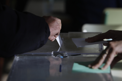 Una persona deposita su voto en las pasadas elecciones municipales. FERNANDO OTERO