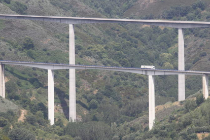 En la imagen un camión atraviesa uno de los imponentes viaductos del puerto de Piedrafita en la zona berciana de Vega de Valcarce. L. DE LA MATA