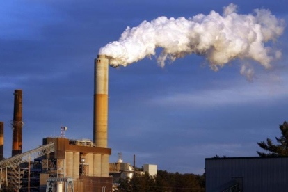 Una columna de humo sale de una industria en Estados Unidos.
