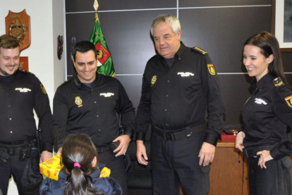 La niña con los policías a los que ha agradecido que detuvieran al pedófilo que intentó raptarla en Alicante.