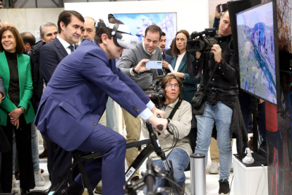 El presidente de la Junta de Castilla y León, Alfonso Fernández Mañueco, durante su visita a la 43ª edición de la Feria Internacional de Turismo, Fitur, este viernes en Madrid. Ruta virtual de la Robla y la Pola de Gordón. BENITO ORDÓÑEZ