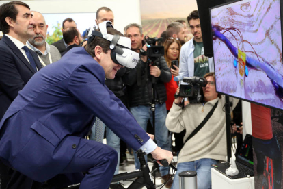 El presidente de la Junta de Castilla y León, Alfonso Fernández Mañueco, durante su visita a la 43ª edición de la Feria Internacional de Turismo, Fitur, este viernes en Madrid. BENITO ORDÓÑEZ