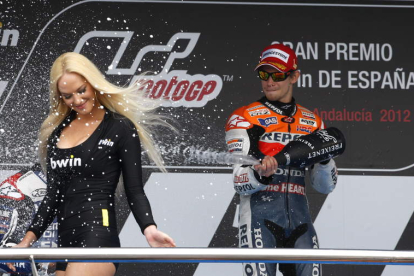 Casey Stoner celebra en el podio un triunfo que antes de la carrera no se esperaba.