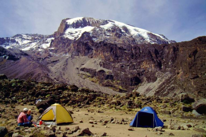 Campamento Barranco Hute, con la cima del Kilimanjaro al fondo.