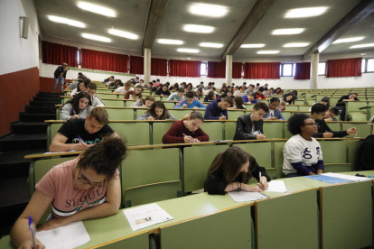 Estudiantes leoneses en la Universidad de Léon durante la prueba de la Ebau. MARCIANO PÉREZ