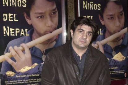 El cineasta catalán Joan Soler junto a la carátula del documental que le hizo ganar un Goya en el 2004, 'Los niños del Nepal'.