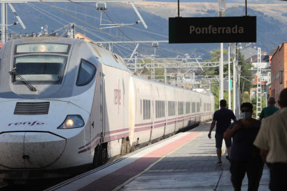 Estación de Ponferrada, desde donde parte a las 06.15 el cercanías, con llegada a Vigo a las 13.35 horas. ANA F. BARREDO