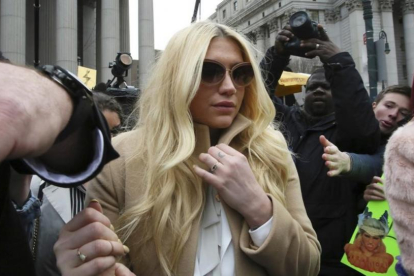 Kesha, en febrero del 2016, a su salida de la corte de Manhattan, donde presentó una demanda por abusos contra su mánager, Dr. Luke.