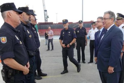 El ministro del Interior, José Ignacio Zoido, en una de las visitas a la policía desplegada en Catalunya.