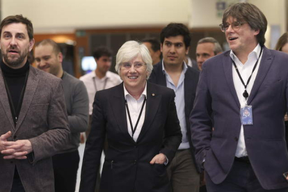 Antoni Comin, Clara Ponsati y Carles Puigdemont se dirigen hacia la mini sesión plenaria. OLIVIER HOSLET