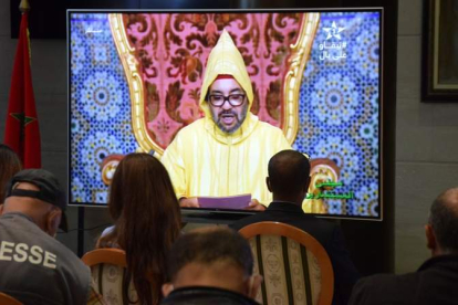 Un grupo de periodistas sigue la declaración del rey de Marruecos en una de las salas del Parlamento, en Rabat. MOHAMED SIALI