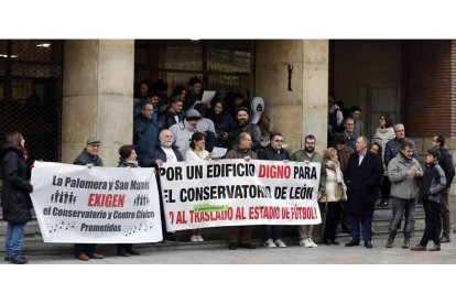 Profesores y alumnos reclamando una solución a la situación del conservatorio.