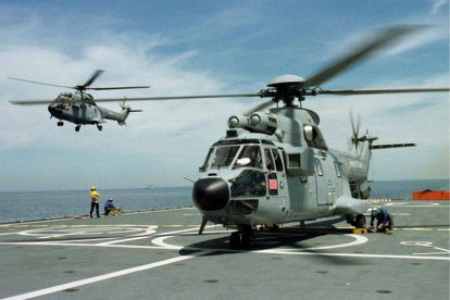 Imagen de archivo de dos helicópteros Súper Puma franceses, similares al siniestrado en Fuerteventura.