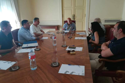 Los agentes sindicales, en su reunión con Faustino Sánchez en la subdelegación. DL