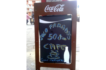 Tomo café al dejar los niños en la anunciata en San Andrés, en frente en la calle Azorín esta la cafetría Gran Capitan donde su dueño ha tenido esta idea | José Carlos González